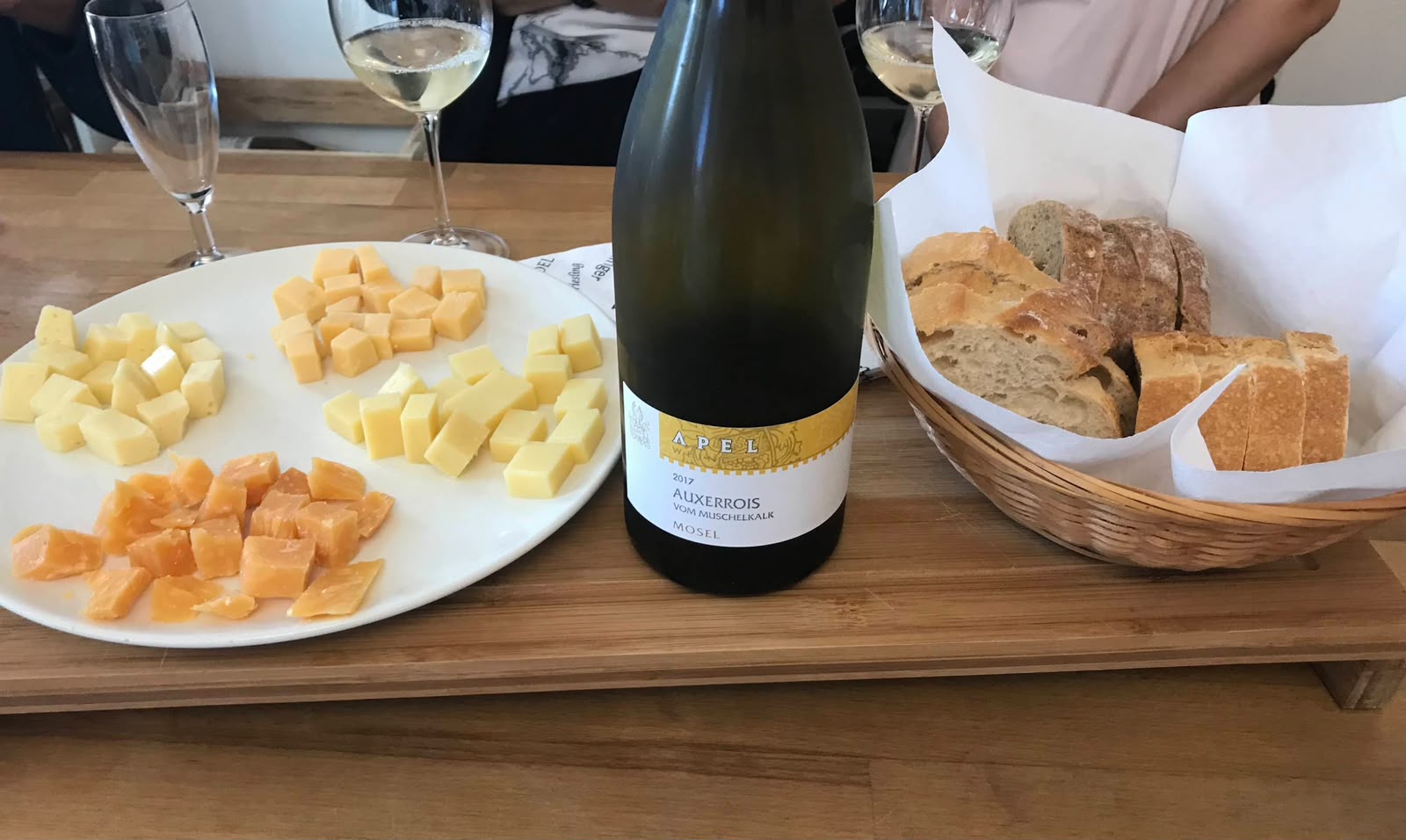 Käse, Brot und Wein als Begleitung zur Probe
