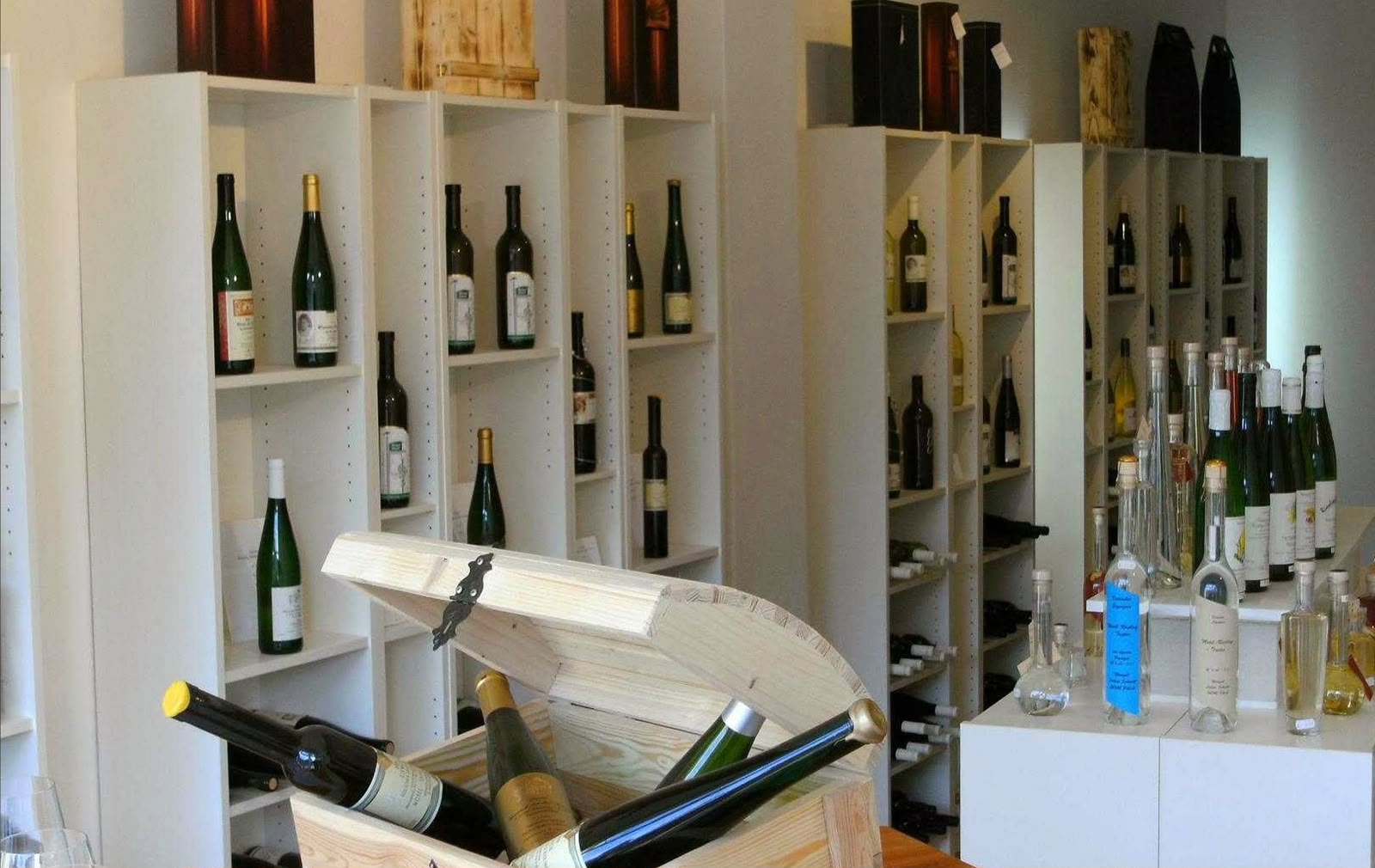 Regale mit Moselweinen und eine Weinkiste im Laden