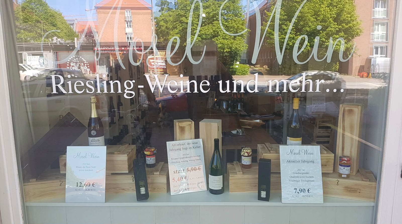 Schaufenster mit echten Weinen und Preisen